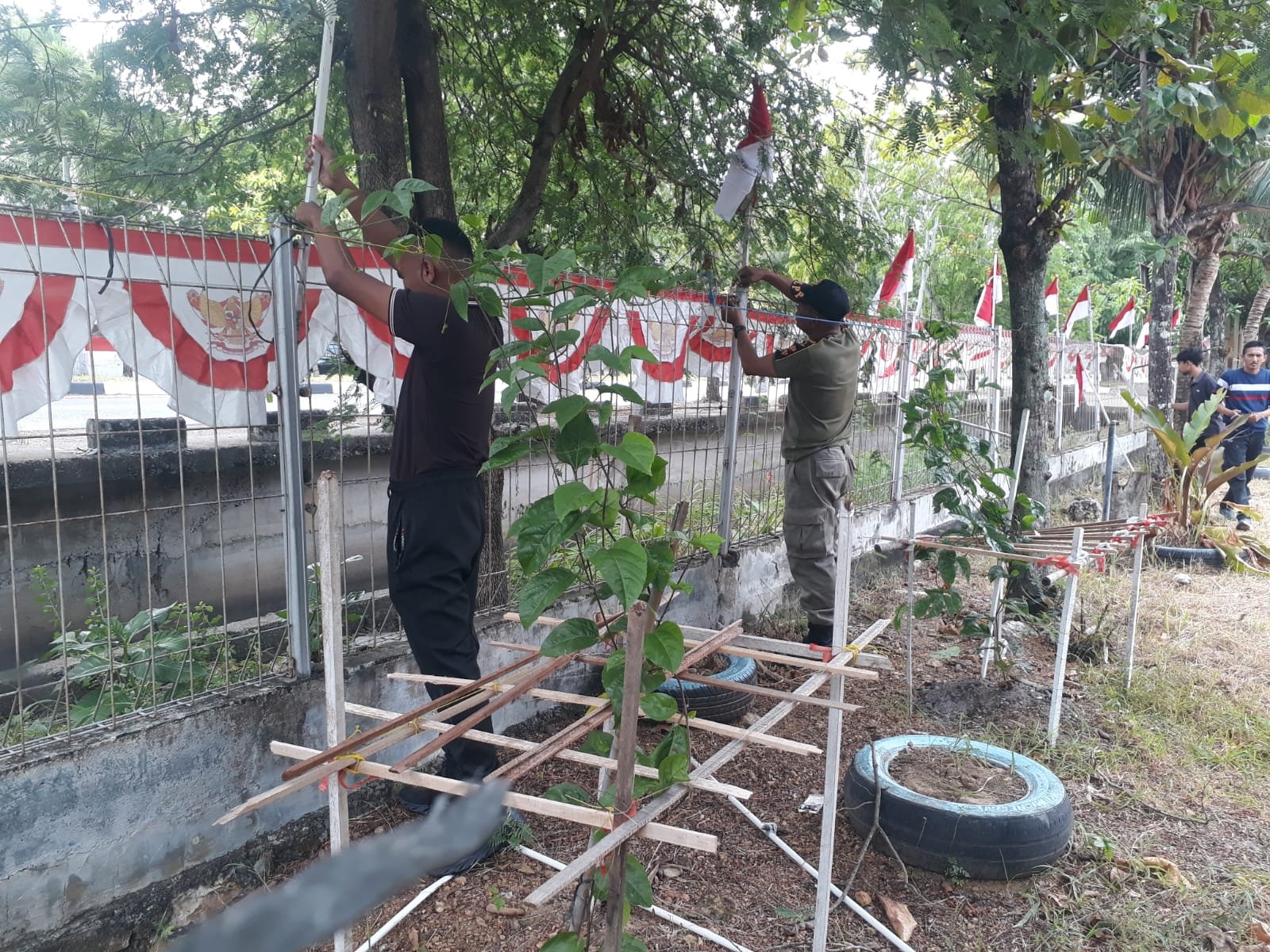 Camat Meuraxa Imbau Warga Pasang Bendera Merah Putih