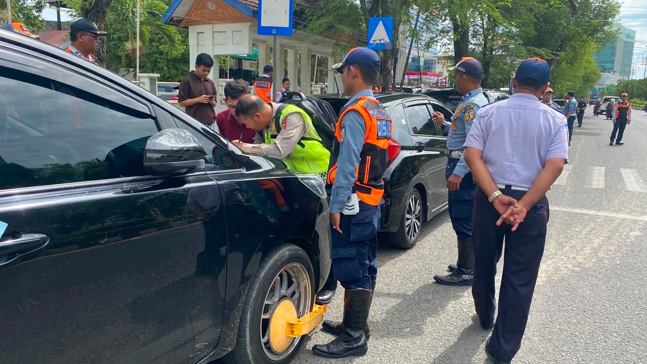 Dishub Kota Banda Aceh Gembok 10 Mobil yang Parkir pada Kawasan Tertib Lalu Lintas