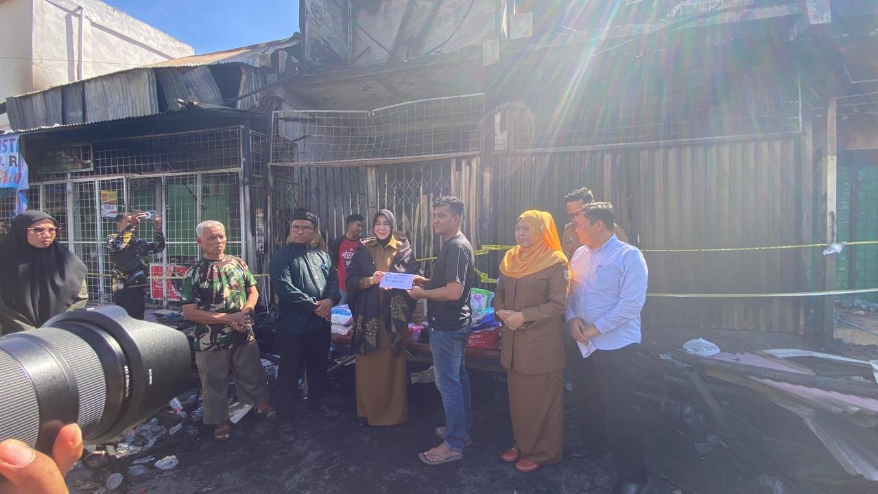 Illiza Kunjungi Korban Kebakaran di Lamdingin