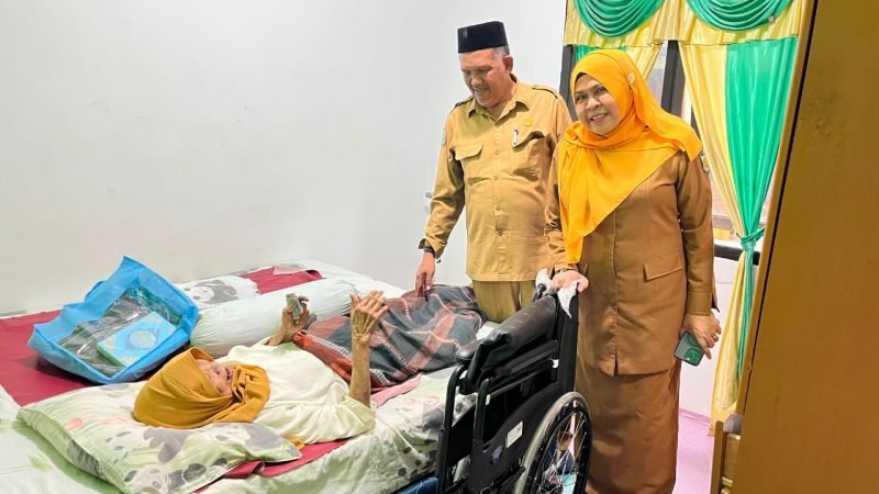 Illiza Serahkan Bantuan Kursi Roda Kepada Tiga Warga di Kecamatan Jaya Baru