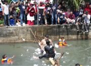 Semarak HUT Kemerdekaan, Illiza Ikut Pandu Perlombaan Pukul Bantal di Sungai Lampaseh