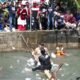 Semarak HUT Kemerdekaan, Illiza Ikut Pandu Perlombaan Pukul Bantal di Sungai Lampaseh