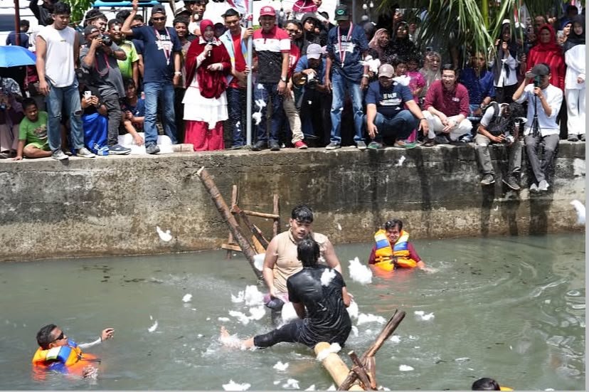 Semarak HUT Kemerdekaan, Illiza Ikut Pandu Perlombaan Pukul Bantal di Sungai Lampaseh