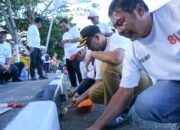 Semarak HUT RI, Sekda Jalal Ikut Bersihkan dan Cat Kerb Jembatan Pango