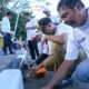 Semarak HUT RI, Sekda Jalal Ikut Bersihkan dan Cat Kerb Jembatan Pango