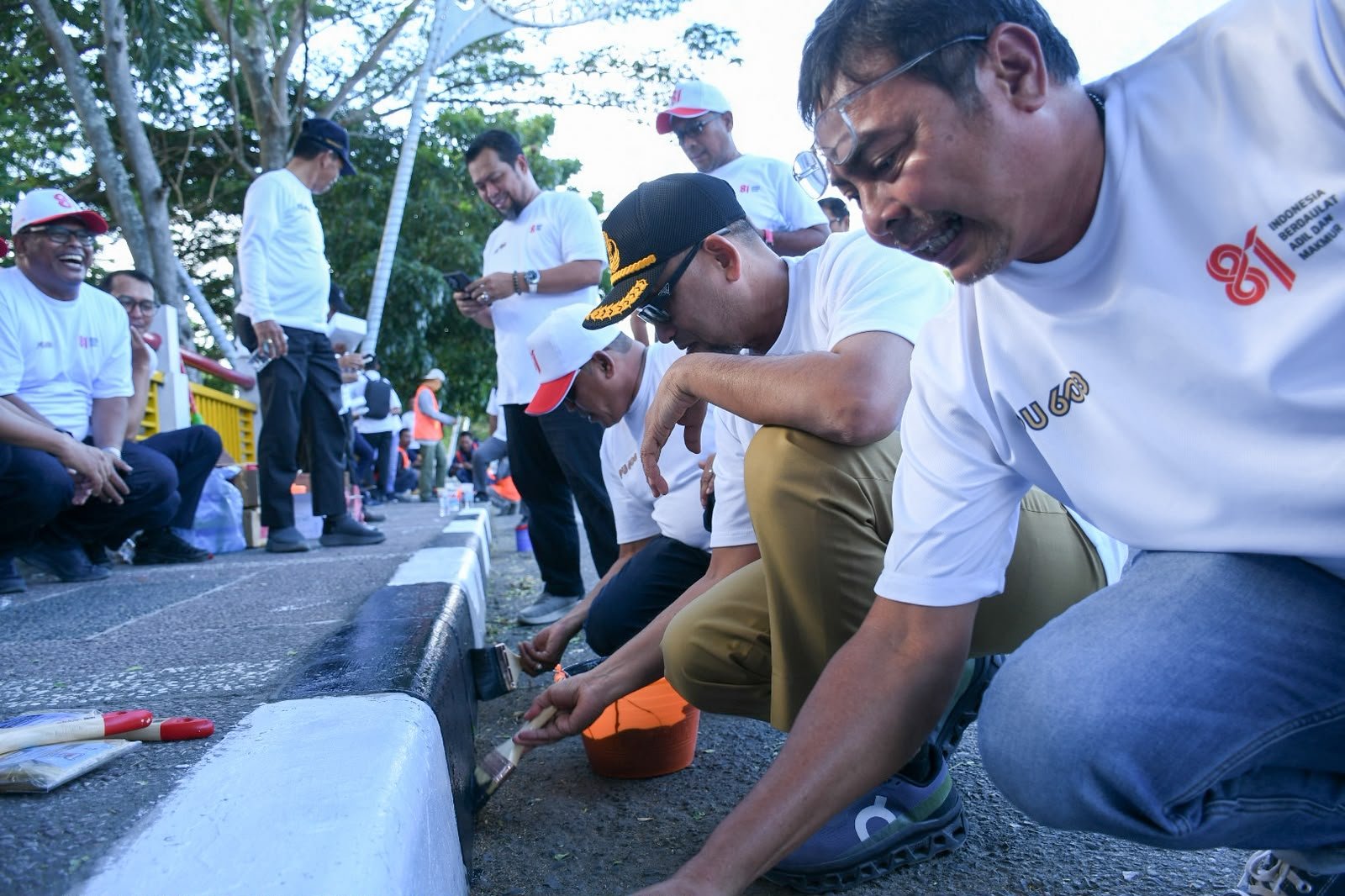 Semarak HUT RI, Sekda Jalal Ikut Bersihkan dan Cat Kerb Jembatan Pango