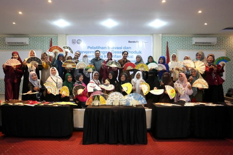 Tutup Pelatihan Desain Kipas Souvenir Bambu, Illiza Dorong Perempuan Jaga Warisan Budaya