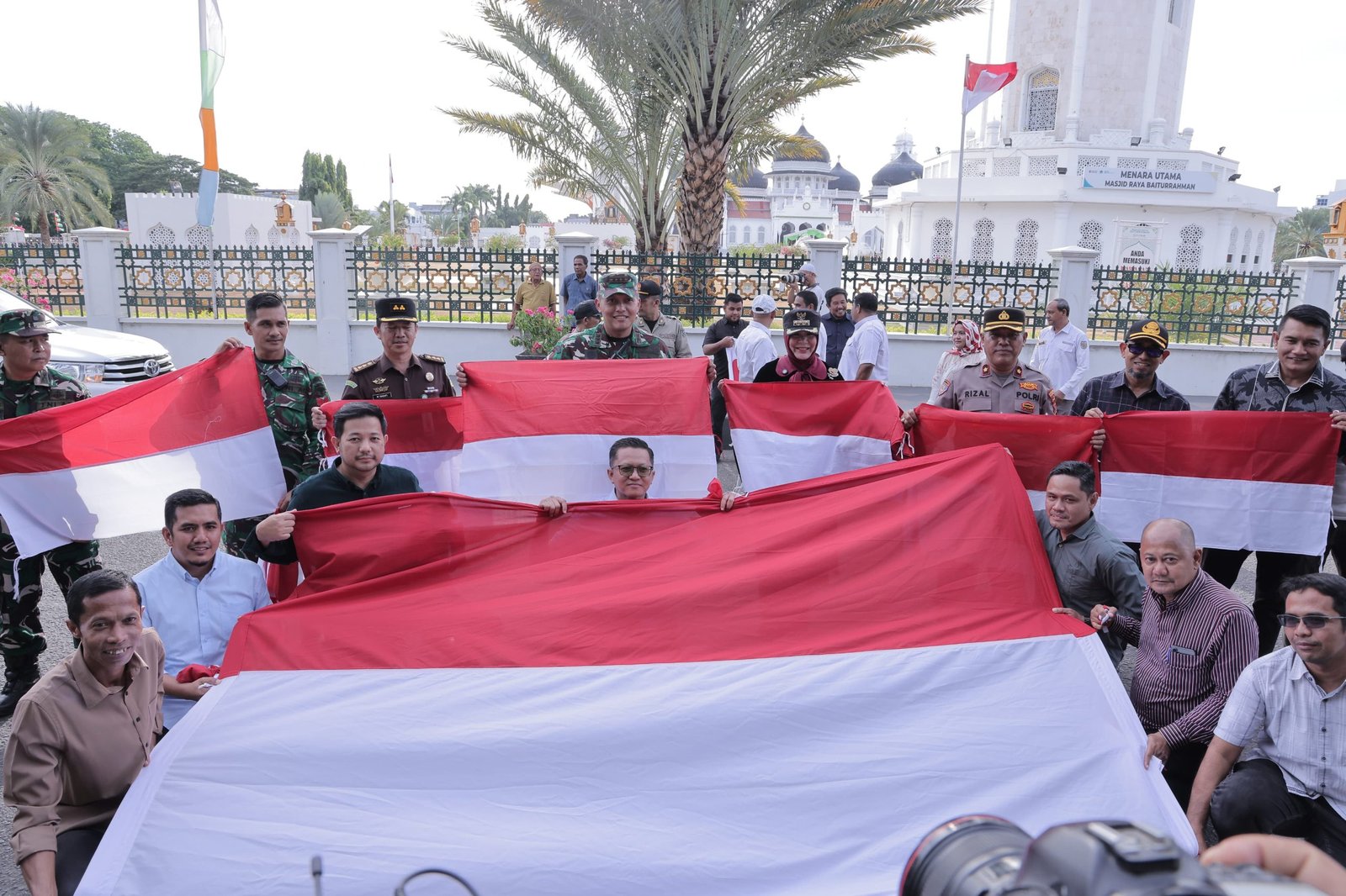 Wali Kota Banda Aceh Kick-Off Gerakan Pembagian Bendera Merah Putih