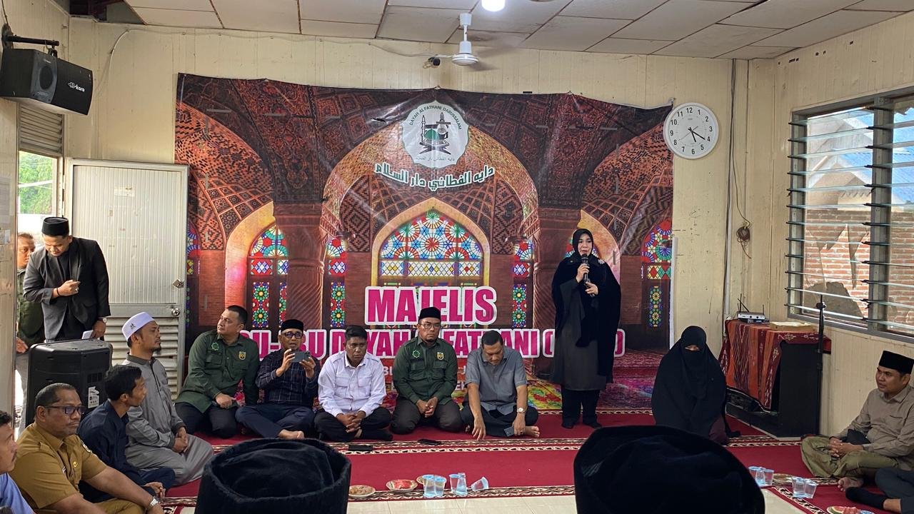 Illiza Salurkan Beasiswa Santri Secara Simbolis di Dayah Al Fathani Darussalam