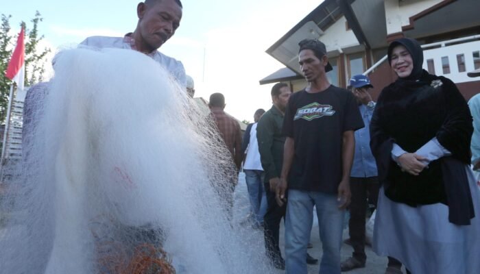 Illiza Serahkan Alat Tangkap Ikan untuk Nelayan Tradisional di Alue Naga