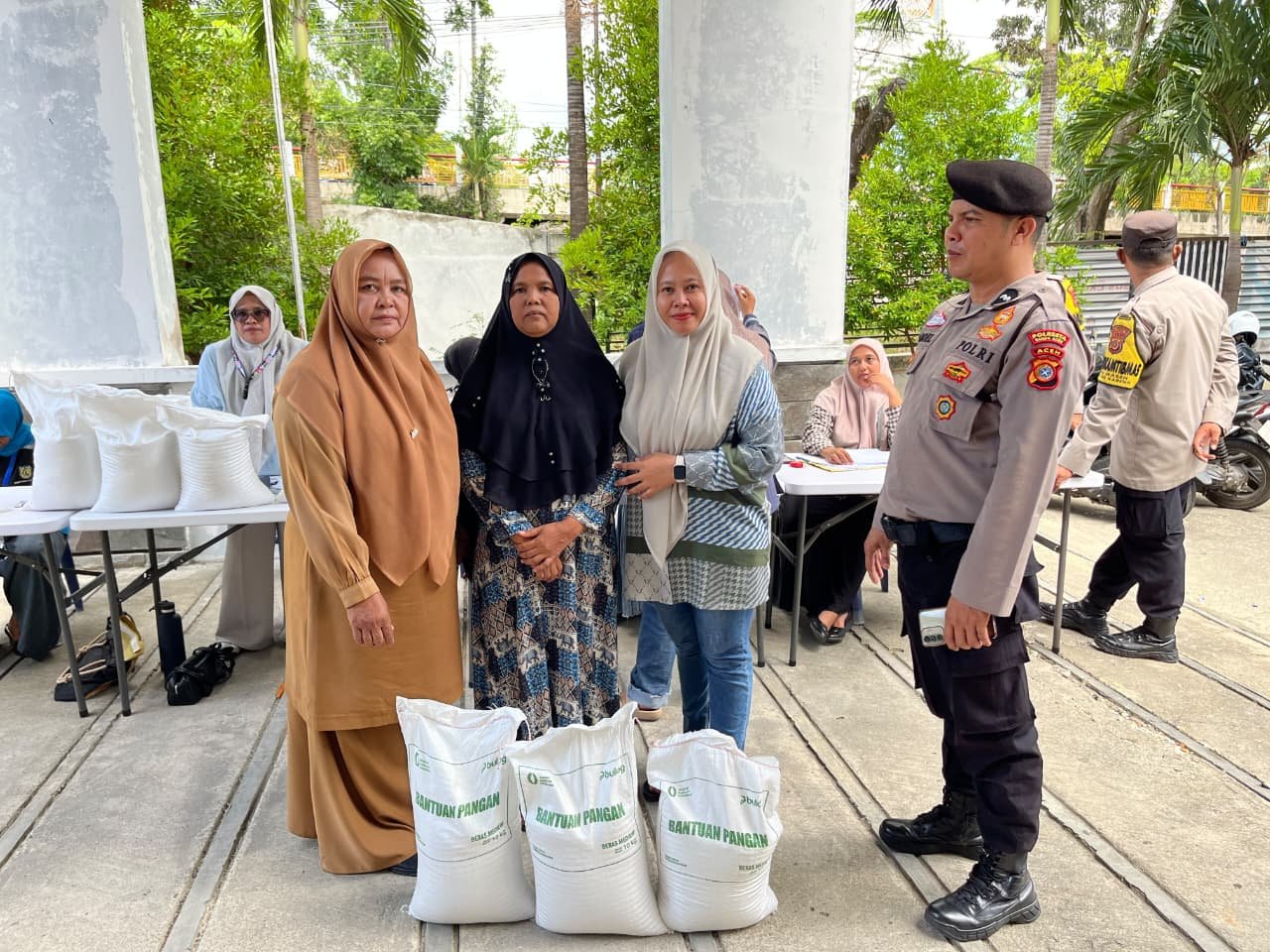 Sebanyak 1.576 Warga Kecamatan Ulee Kareng Terima Bantuan Pangan 30 Kg Beras
