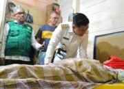 Afdhal Serahkan Bantuan Kursi Roda untuk Tiga Warga Lueng Bata