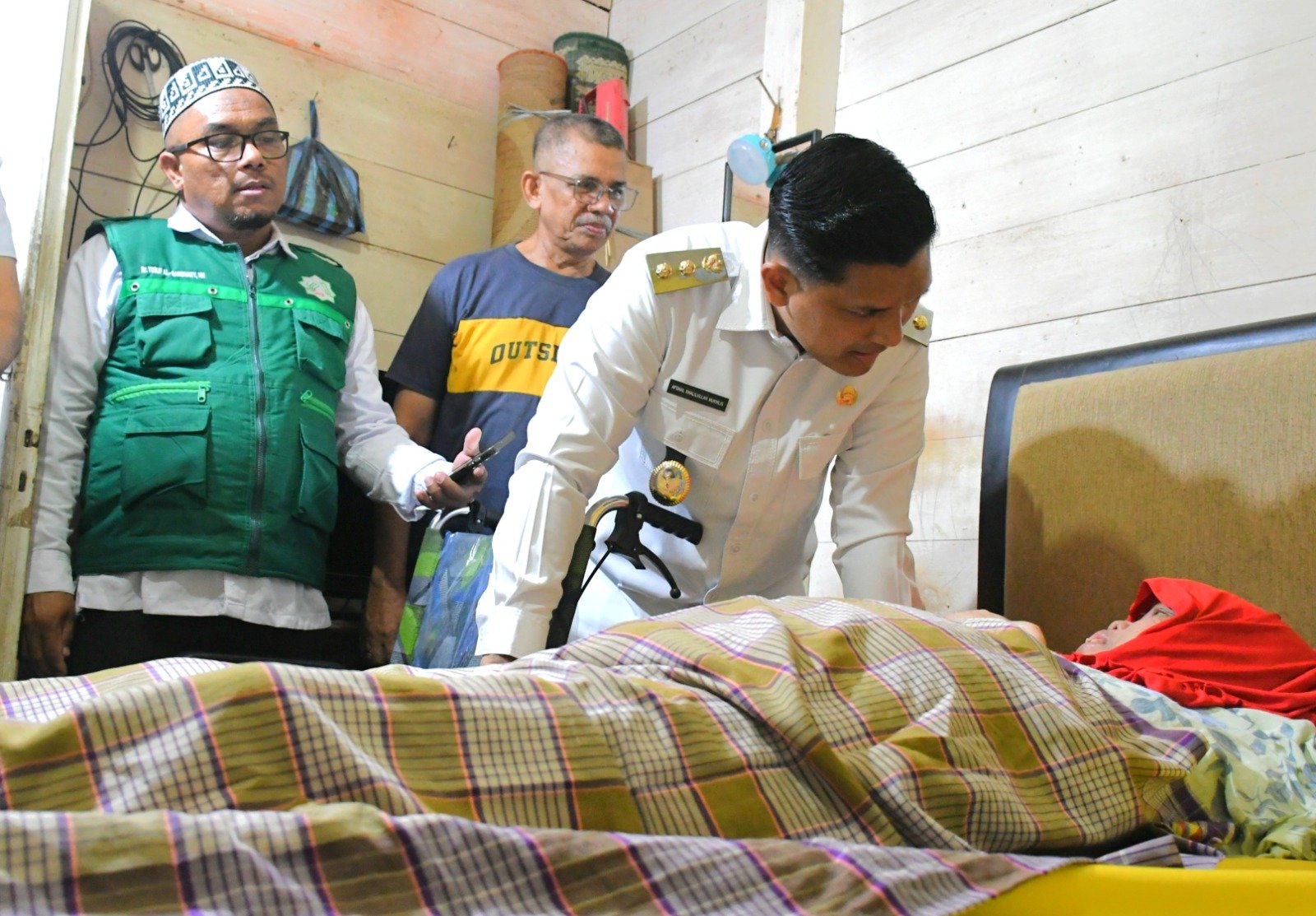 Afdhal Serahkan Bantuan Kursi Roda untuk Tiga Warga Lueng Bata