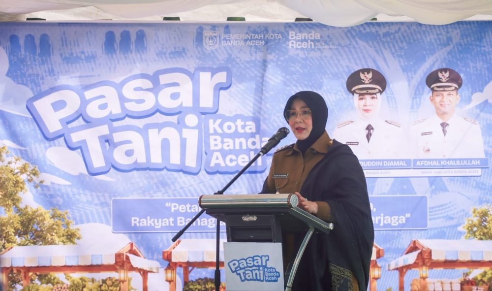 Illiza Ajak Warga Kota Berbelanja di Pasar Tani