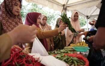 Aktivitas Pasar Tani Aceh Road Show 2026 tahap III di Lapangan Bola Kaki Cot Gapu, Kecamatan Kota Juang, Selasa, 13 Oktober 2026. (Foto: Ist)